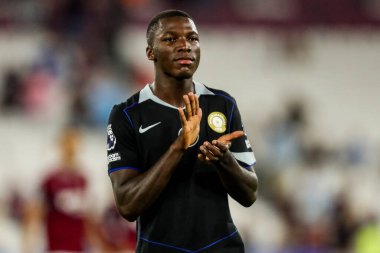 Chelsea 'den Moises Caicedo, 22 Ağustos 2025' te Londra 'daki Londra Stadyumu' nda oynanan Premier League maçında West Ham United 'ın Chelsea' ye karşı kazandığı galibiyet sonrasında taraftarları takdir ediyor.