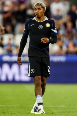 Chelsea 'den Wesley Fofana, 22 Ağustos 2025' te Londra 'daki Londra Stadyumu' nda oynanan Premier League maçında West Ham United ve Chelsea maçına bakıyor.