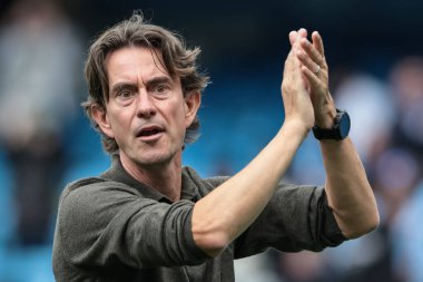 Tottenham Hotspur 'un Thomas Frank teknik direktörü, 23 Ağustos 2025 tarihinde Etihad Stadyumu' nda Manchester City ile Tottenham Hotspur arasındaki Premier League maçının son düdüğü çaldıktan sonra taraftarları alkışlıyor.