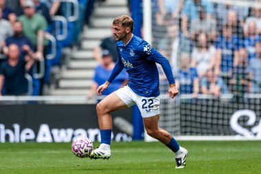 Everton 'dan Kiernan Dewsbury-Hall, Premier League maçında Everton, Brighton ve Hove Albion' a karşı 24 Ağustos 2025 'te Liverpool, Liverpool' daki Hill Dickinson Stadyumu 'nda topla koşuyor.