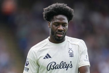 Nottingham Ormanı 'ndan Ola Aina Premier League maçı sırasında Kristal Saray, Nottingham Ormanı' na karşı Selhurst Park, Londra, Birleşik Krallık, 24 Ağustos 2025