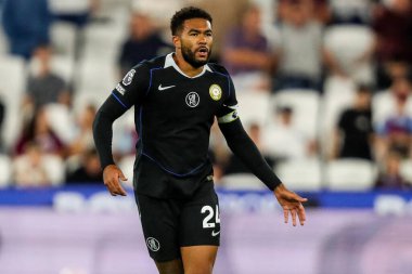 Chelsea 'li Reece James Premier League maçı sırasında 22 Ağustos 2025' te Londra 'daki Londra Stadyumu' nda West Ham United 'a karşı Chelsea maçına çıktı.