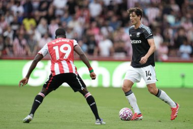 Aston Villa takımından Pau Torres Premier League maçında Brentford, Aston Villa 'ya karşı Gtech Community Stadyumu, Londra, 23 Ağustos 2025