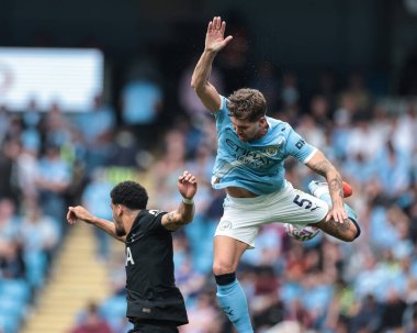 Manchester City 'den John Stones, Premier League maçında Tottenham Hotspur' dan Dominic Solanke 'nin 23 Ağustos 2025' te Etihad Stadyumu 'nda Tottenham Hotspur' a karşı oynadığı maçta yüksek topu kazanmak için atlıyor.