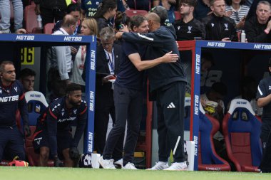 Kristal Saray 'ın yöneticisi Oliver Glasner ve Nottingham Ormanı Müdürü Nuno Espirito Santo Premier Lig maçı sırasında Nottingham Ormanı - Selhurst Park, Londra, 24 Ağustos 2025