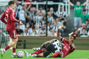 Newcastle United 'dan Bruno Guimares ve Liverpool' dan Ryan Gravenberch, 25 Ağustos 2025 'te St. James' s Park, Newcastle, İngiltere 'de oynanan Premier League maçı sırasında Liverpool karşısında çarpıştılar.