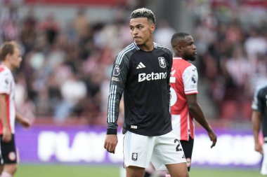 Aston Villa 'dan Morgan Rogers Premier Lig maçı sırasında Brentford-Aston Villa maçında Gtech Community Stadyumu, Londra, 23 Ağustos 2025