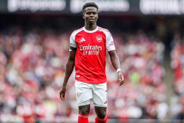 Arsenal 'den Bukayo Saka, 23 Ağustos 2025' te Birleşik Krallık 'taki Emirates Stadyumu' nda oynanan Premier Lig karşılaşmasında Arsenal 'e karşı Leeds United' ı izliyor.