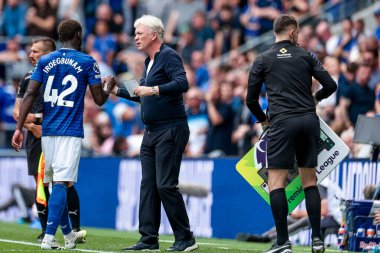 Everton 'dan Tim Iroegbunam, 24 Ağustos 2025' te İngiltere 'nin Liverpool kentinde oynanan Premier League maçında David Moyes' e karşı Everton, Brighton ve Hove Albion maçını kabul etti.