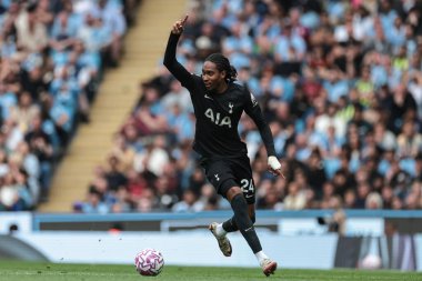 Tottenham Hotspur 'dan Djed Spence, Premier League maçında topu Manchester City ile Tottenham Hotspur' a karşı, Etihad Stadyumu, Manchester, İngiltere, 23 Ağustos 2025