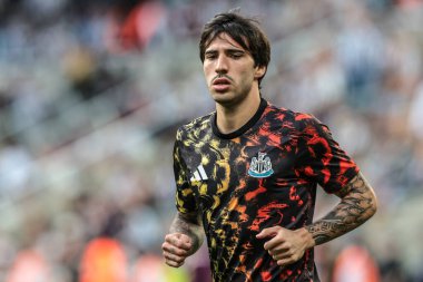 Newcastle 'dan Sandro Tonali Premier Lig karşılaşmasında maç öncesi ısınma oturumunda St.James' s Park, Newcastle, İngiltere 'de Newcastle' a karşı Newcastle, 25 Ağustos 2025