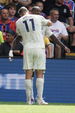 Nottingham Ormanı 'ndan Callum Hudson-Odoi ve Nottingham Ormanı' ndan Chris Wood, İngiltere 'nin Selhurst Park kentinde oynanan Premier League maçı sırasında Nottingham Ormanı' na karşı oynanan eşitliği kutluyorlar.