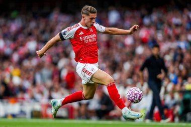 Arsenal 'den Viktor Gyokeres, 23 Ağustos 2025' te Londra 'daki Emirates Stadyumu' nda oynanan Premier League maçında topu kontrol ediyor.