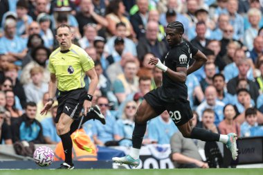 Tottenham Hotspur 'dan Mohammed Kudus, Premier League maçında topu Manchester City' nin Tottenham Hotspur 'a karşı 23 Ağustos 2025' te Etihad Stadyumu 'nda attığı maçta atıyor.
