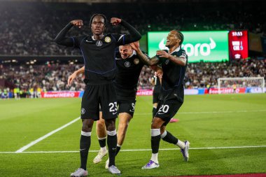 Chelsea 'li Trevoh Chalobah, Premier League maçında West Ham United' ın Chelsea 'ye karşı 22 Ağustos 2025' te Londra 'daki Londra Stadyumu' nda oynadığı maçta takım arkadaşlarıyla yaptığı maçı 1-5 kazanarak kutluyor.