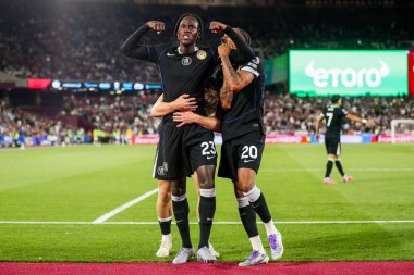 Chelsea 'li Trevoh Chalobah, Premier League maçında West Ham United' ın Chelsea 'ye karşı 22 Ağustos 2025' te Londra 'daki Londra Stadyumu' nda oynadığı maçta takım arkadaşlarıyla yaptığı maçı 1-5 kazanarak kutluyor.
