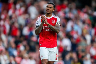 Arsenal 'den Gabriel Magalhaes, 23 Ağustos 2025' te İngiltere 'nin başkenti Londra' daki Emirates Stadyumu 'nda oynanan Premier League maçı sonrasında takımların kazandığı galibiyet sonrasında taraftarları kabul ediyor.