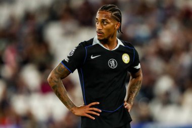 Chelsea 'den Joao Pedro, 22 Ağustos 2025' te Londra 'daki Londra Stadyumu' nda oynanan Premier League maçında West Ham United ve Chelsea maçına bakıyor.