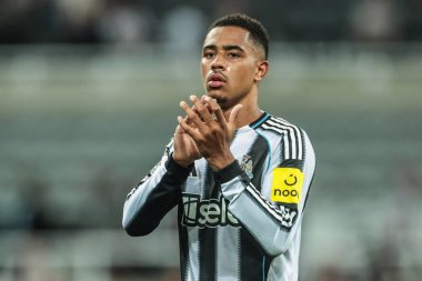 Newcastle United takımından Jacob Ramsey, Premier League maçından sonra taraftarları alkışlıyor. Newcastle United, St.James 's Park' ta Liverpool 'a karşı, 25 Ağustos 2025