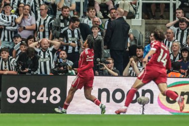 Liverpool 'dan Rio Ngumoha, 25 Ağustos 2025' te St. James 's Park, Newcastle, İngiltere' de oynanan Premier League maçı sırasında 2-3 'lük galibiyetini kutluyor.