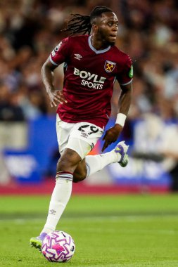 West Ham United takımından Aaron Wan-Bissaka 22 Ağustos 2025 'te Londra' daki Londra Stadyumu 'nda oynanan Premier League maçında topla koşuyor.