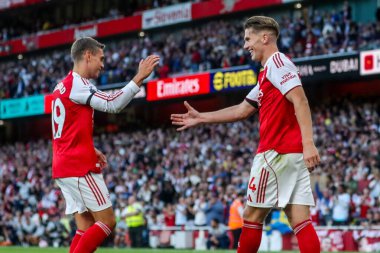 Arsenal 'den Viktor Gyokeres, 23 Ağustos 2025' te Birleşik Emirates Stadyumu 'nda oynanan Premier League maçında 5-0 öne geçmek için takım arkadaşlarıyla penaltısını kutluyor.