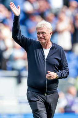 Everton 'dan David Moyes, 24 Ağustos 2025' te İngiltere 'nin Liverpool kentinde oynanan Premier Lig karşılaşmasında Everton, Brighton ve Hove Albion' a karşı kazandığı galibiyet sonrasında taraftarlarını kabul ediyor.
