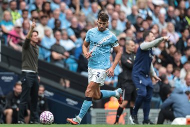 Manchester City 'den Ruben Dias, Manchester City' nin 23 Ağustos 2025 'te Etihad Stadyumu' nda Tottenham Hotspur 'a karşı oynadığı Premier Lig maçında topa vuruyor.