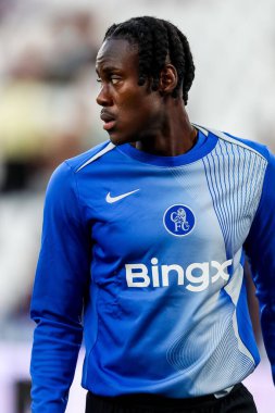 Chelsea 'den Trevoh Chalobah, 22 Ağustos 2025' te Londra 'daki Londra Stadyumu' nda oynanan Premier League karşılaşması öncesinde ısınıyor.