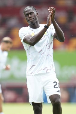 Aston Villa 'dan Amadou Onana Premier Lig karşılaşması öncesinde Brentford, Aston Villa' ya karşı Gtech Community Stadyumu, Londra, 23 Ağustos 2025