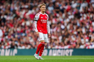 Arsenal 'den Martin Odegaard, 23 Ağustos 2025' te Birleşik Krallık 'taki Emirates Stadyumu' nda oynanan Premier Lig karşılaşmasında Arsenal 'e karşı Leeds United' ı izliyor.