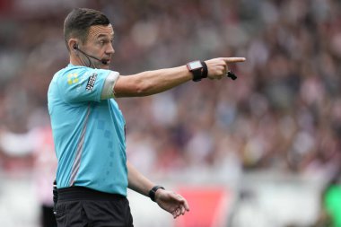 Premier Lig maçında hakem Tony Harrington Brentford 'a karşı Aston Villa, The Gtech Community Stadyumu, Londra, 23 Ağustos 2025