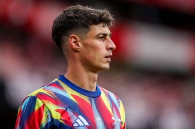 Arsenal 'den Kepa Arrizabalaga, 23 Ağustos 2025' te Birleşik Emirates Stadyumu 'nda oynanan Premier League karşılaşması öncesinde ısınıyor.