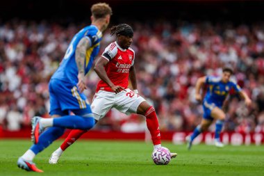 Arsenal takımından Noni Madueke, 23 Ağustos 2025 'te Londra' daki Emirates Stadyumu 'nda oynanan Premier League maçında topu bırakıyor.