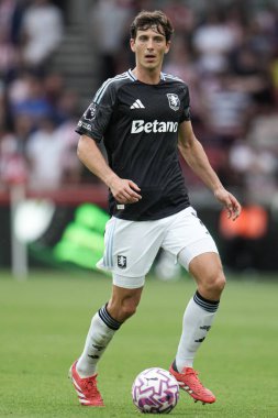 Aston Villa takımından Pau Torres Premier Lig maçında Brentford - Aston Villa maçında Gtech Community Stadyumu, Londra, 23 Ağustos 2025