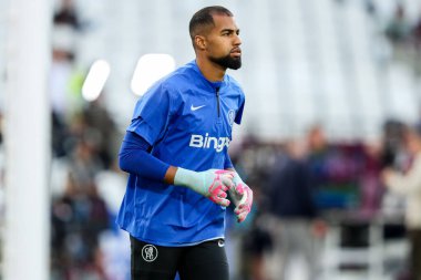 Chelsea 'den Robert Sanchez, 22 Ağustos 2025' te Londra 'daki Londra Stadyumu' nda oynanan Premier League karşılaşması öncesinde ısınıyor.