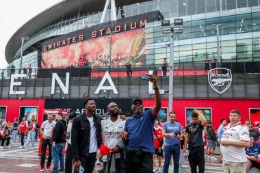 Taraftarlar, 23 Ağustos 2025 'te Birleşik Krallık' taki Emirates Stadyumu 'nda oynanan Premier League karşılaşması öncesinde Emirates Stadyumu' na geldiler.