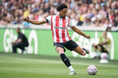 Brentford 'dan Kevin Schade Premier League maçı sırasında Brentford, Aston Villa' ya karşı The Gtech Community Stadyumu, Londra, 23 Ağustos 2025