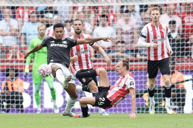 Brentford 'dan Mikkel Damsgaard, Premier Lig maçı Brentford vs Aston Villa' nın 23 Ağustos 2025 'te Londra' daki Gtech Community Stadyumu 'nda oynanan karşılaşmasında Aston Villa' dan Ollie Watkins 'in üzerinden topu kazandı.