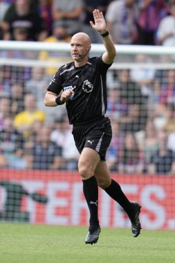 Premier Lig maçında hakem Anthony Taylor. Crystal Palace, Nottingham Forest 'a karşı. Selhurst Park, Londra, 24 Ağustos 2025.
