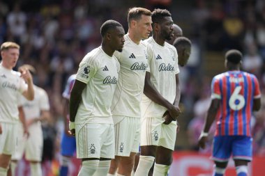 Nottingham Forrest oyuncuları Premier Lig maçı sırasında serbest vuruş için duvarda. Crystal Palace, Nottingham Ormanı 'na karşı. Selhurst Park, Londra, Birleşik Krallık, 24 Ağustos 2025