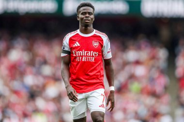 Arsenal 'den Bukayo Saka, 23 Ağustos 2025' te Birleşik Krallık 'taki Emirates Stadyumu' nda oynanan Premier Lig karşılaşmasında Arsenal 'e karşı Leeds United' ı izliyor.