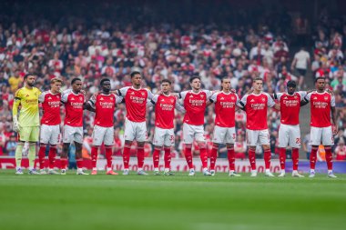 Oyuncular, maç yetkilileri ve taraftarları, 23 Ağustos 2025 'te Emirates Stadyumu' nda eski yönetmen Richard Carr 'a karşı Premier Lig maçı Arsenal, Leeds United' ı alkışlıyor.