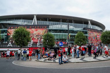 Taraftarlar, 23 Ağustos 2025 'te Birleşik Krallık' taki Emirates Stadyumu 'nda oynanan Premier League karşılaşması öncesinde Emirates Stadyumu' na geldiler.