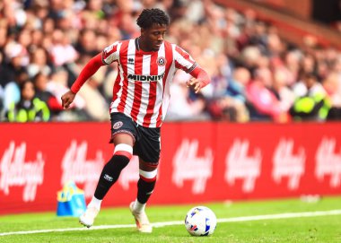 Sheffield United takımından Andre Brooks, 23 Ağustos 2025 'te Bramall Lane, Sheffield, İngiltere' de oynanan Sheffield United-Millwall maçında topa vuruyor.