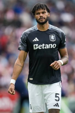 Aston Villa takımından Tyrone Mings Premier League maçında Brentford, Aston Villa 'ya karşı Gtech Community Stadyumu, Londra, 23 Ağustos 2025