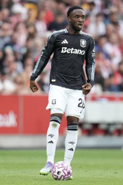 Aston Villa takımından Lamare Bogarde Premier Lig maçında Brentford, Aston Villa 'ya karşı Gtech Community Stadyumu, Londra, 23 Ağustos 2025