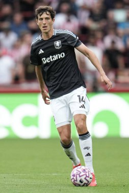 Aston Villa takımından Pau Torres Premier Lig maçında Brentford - Aston Villa maçında Gtech Community Stadyumu, Londra, 23 Ağustos 2025