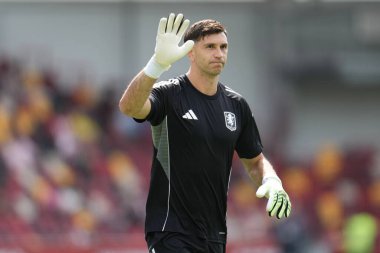 Aston Villa 'dan Emiliano Martnez Premier Lig karşılaşması öncesinde ısınıyor Brentford, Aston Villa' ya karşı Gtech Community Stadyumu, Londra, 23 Ağustos 2025