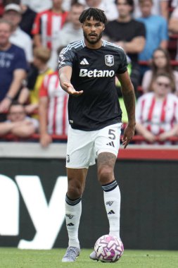 Aston Villa takımından Tyrone Mings Premier League maçında Brentford, Aston Villa 'ya karşı Gtech Community Stadyumu, Londra, 23 Ağustos 2025